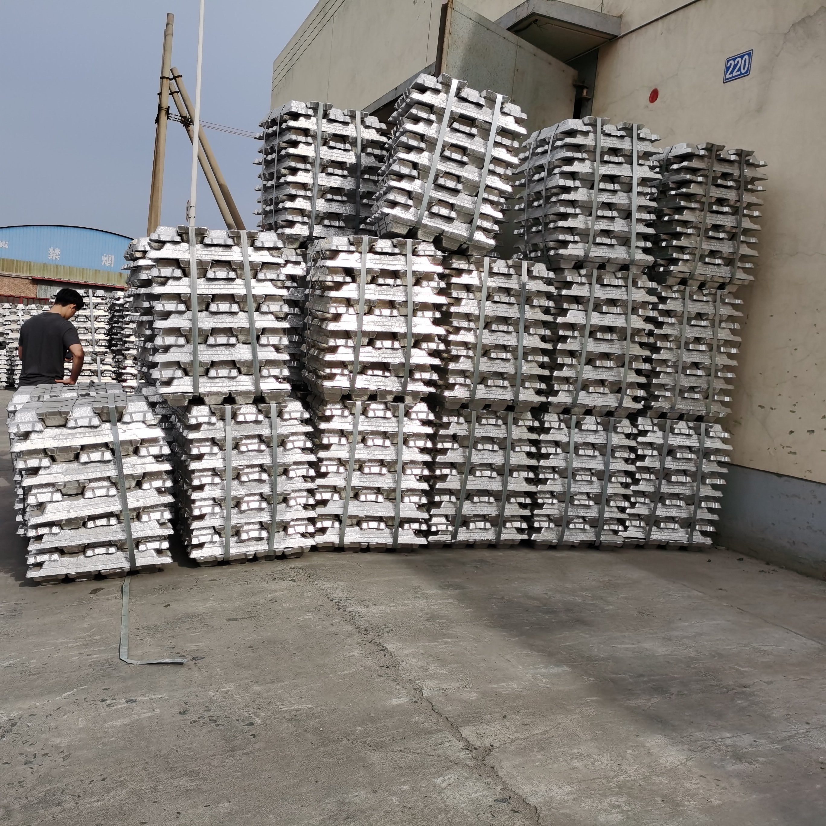 معامله 7450 تن شمش آلومینیوم در بورس کالا