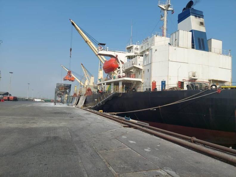 پهلوگیری کشتی حامل ۳۰ هزار تن پودر آلومینا در بندر شهید رجایی بندرعباس با ورود دستگاه قضایی