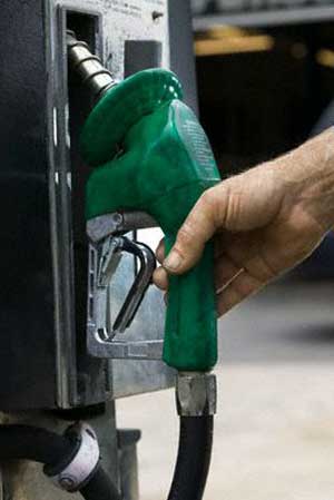 4نایب رئیس کمیسیون انرژی مجلس: بنزین تولید داخل کیفیت مطلوبی نداشت، دستور واردات بنزین صادر شد