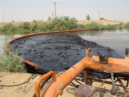 نشت نفت ایران برروی آبهای خلیج فارس