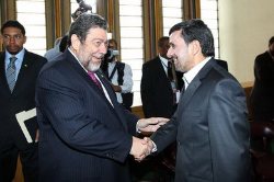 احمدی نژاد با رئیس کشور "سنت وینسنت و گرنادین‌ها" مذاکره کرد! 