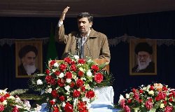 اجرای موسیقی شاد برای جلوگیری از خروج مردم از محل سخنرانی احمدی نژاد  