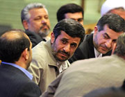 احمدی نژاد خطاب به نمایندگان: آقای حسینی را بدهید ما ببریم!