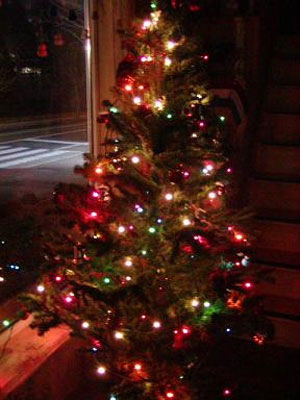 تزئين درخت کريسمس با 2 هزارو 500 تلفن همراه