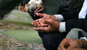 برخی مسئولان به بهانه ریاکاری در نماز جماعات شرکت نمی‌کنند