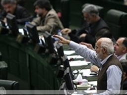 توکلی: دولت تعمدا ارز را به بازار عرضه نمی‌کند