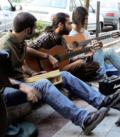 این ۳ جوان از کف خیابان گیشا درآمد میلیونی دارند!