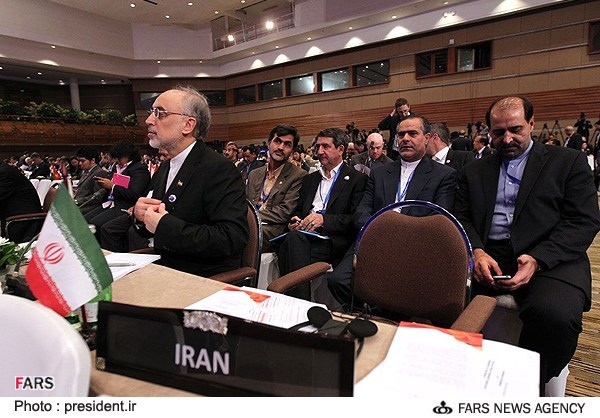 نماینده سینه چاک مخالف سؤال از احمدی نژاد همراه رئیس جمهور در جزیره بالی!