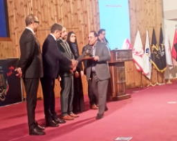 تندیس و لوح تقدیر مشتری به شرکت آلومینای ایران اهدا شد